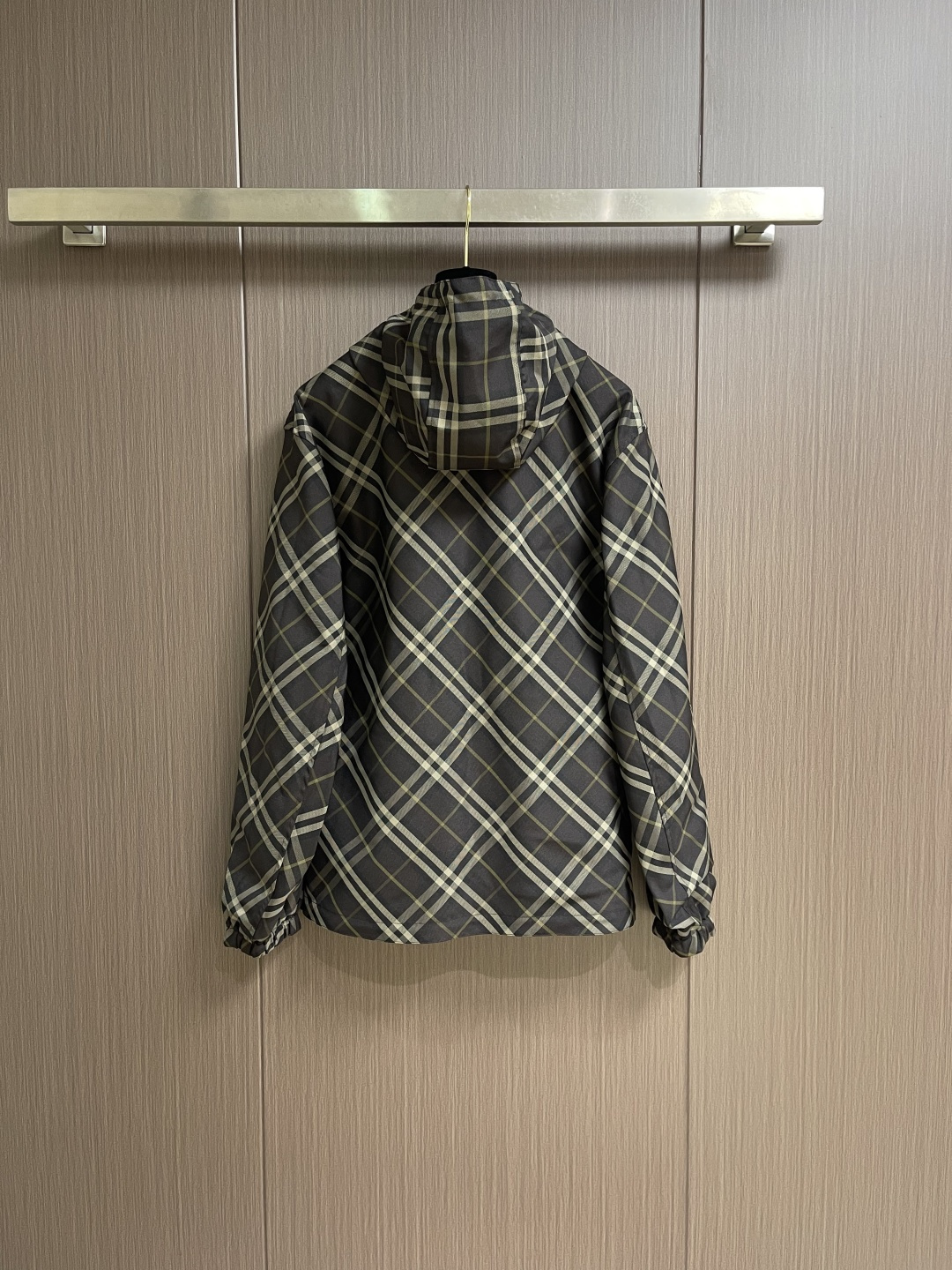 Burberry 2026ss新款双面穿轻盈连帽外套，选用斜纹面料打造。搭配抽绳连帽，呈现宽松版型。双面