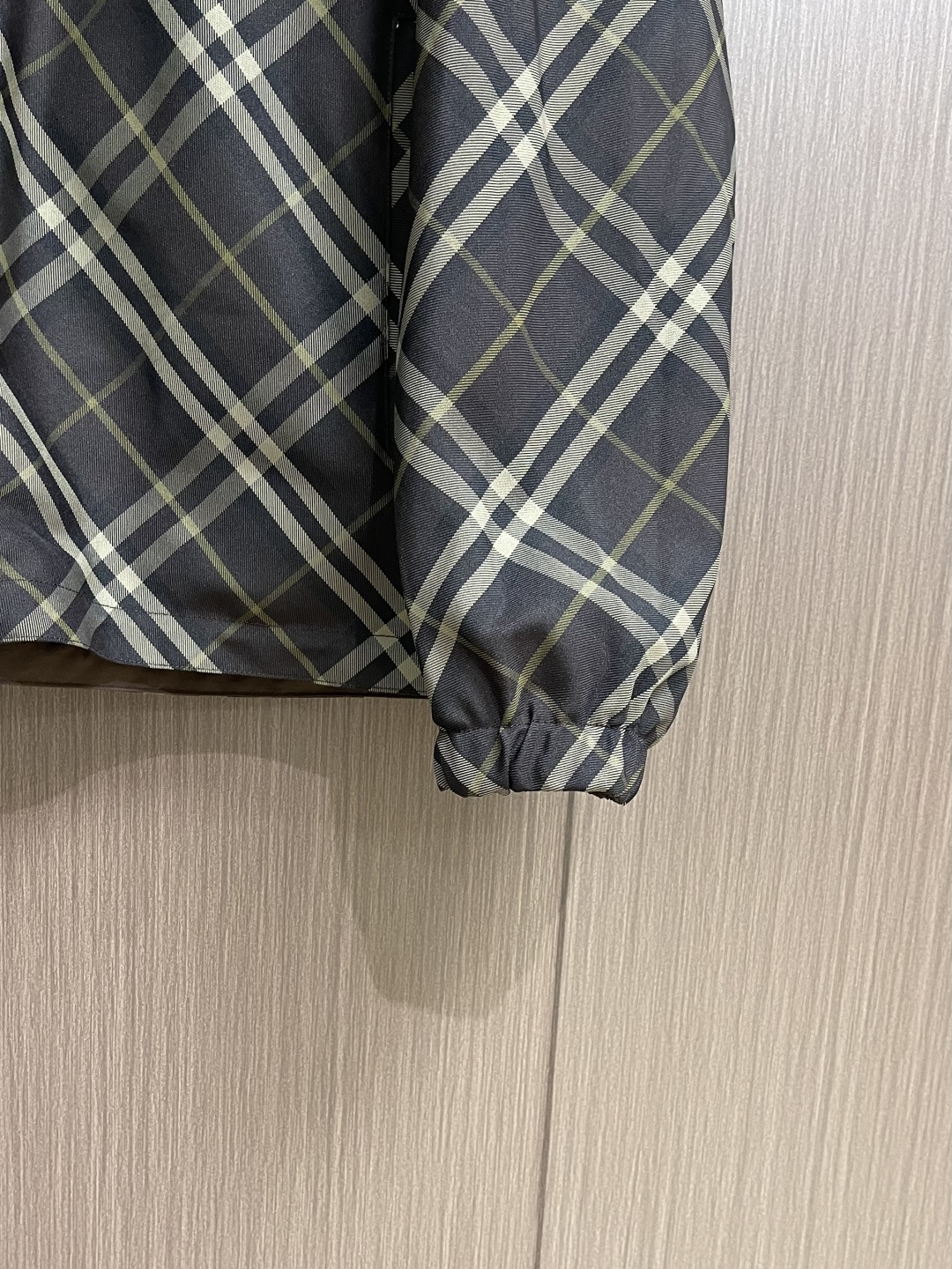 Burberry 2026ss新款双面穿轻盈连帽外套，选用斜纹面料打造。搭配抽绳连帽，呈现宽松版型。双面