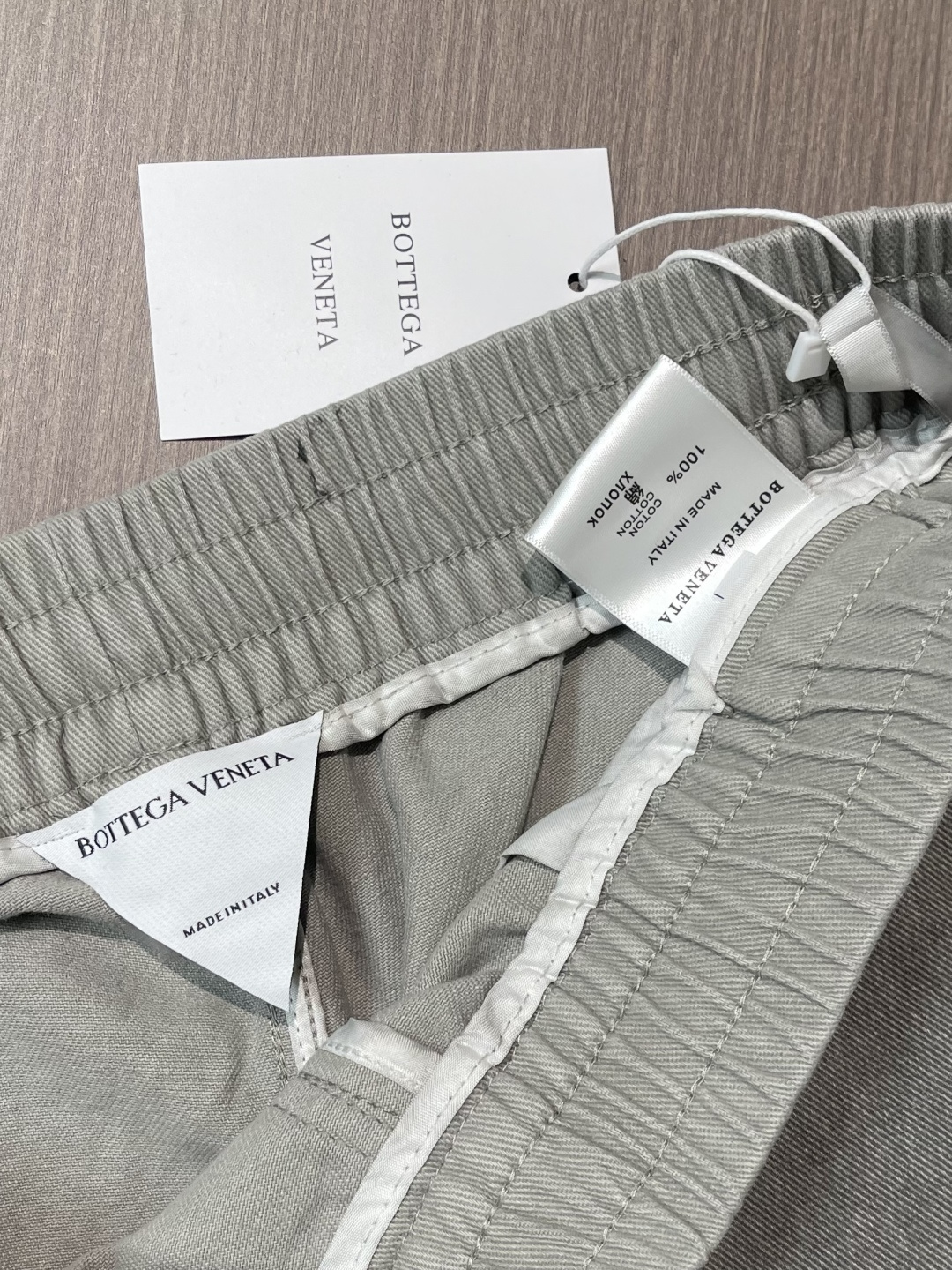 BV 2026FW早春新品休闲裤。极符合 bv 美学基调的一款休闲款，通体完美沿袭了 bv 低调奢华内敛