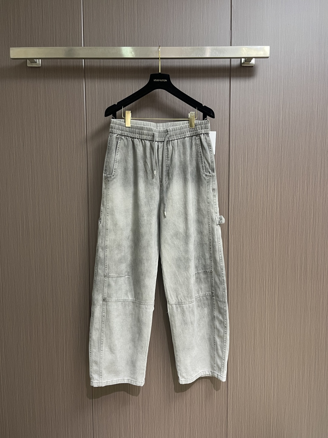 BV 2026FW早春新品休闲裤。极符合 bv 美学基调的一款休闲款，通体完美沿袭了 bv 低调奢华内敛