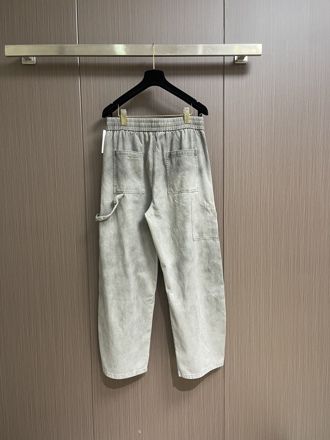 BV 2026FW早春新品休闲裤。极符合 bv 美学基调的一款休闲款，通体完美沿袭了 bv 低调奢华内敛