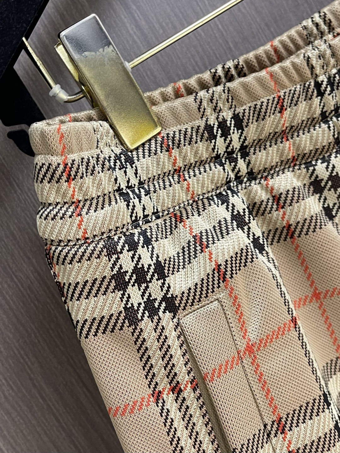 Burberry 2026SS 春夏新款格纹休闲短裤，订制双面平织面料，装饰提花精纺的 Burberry