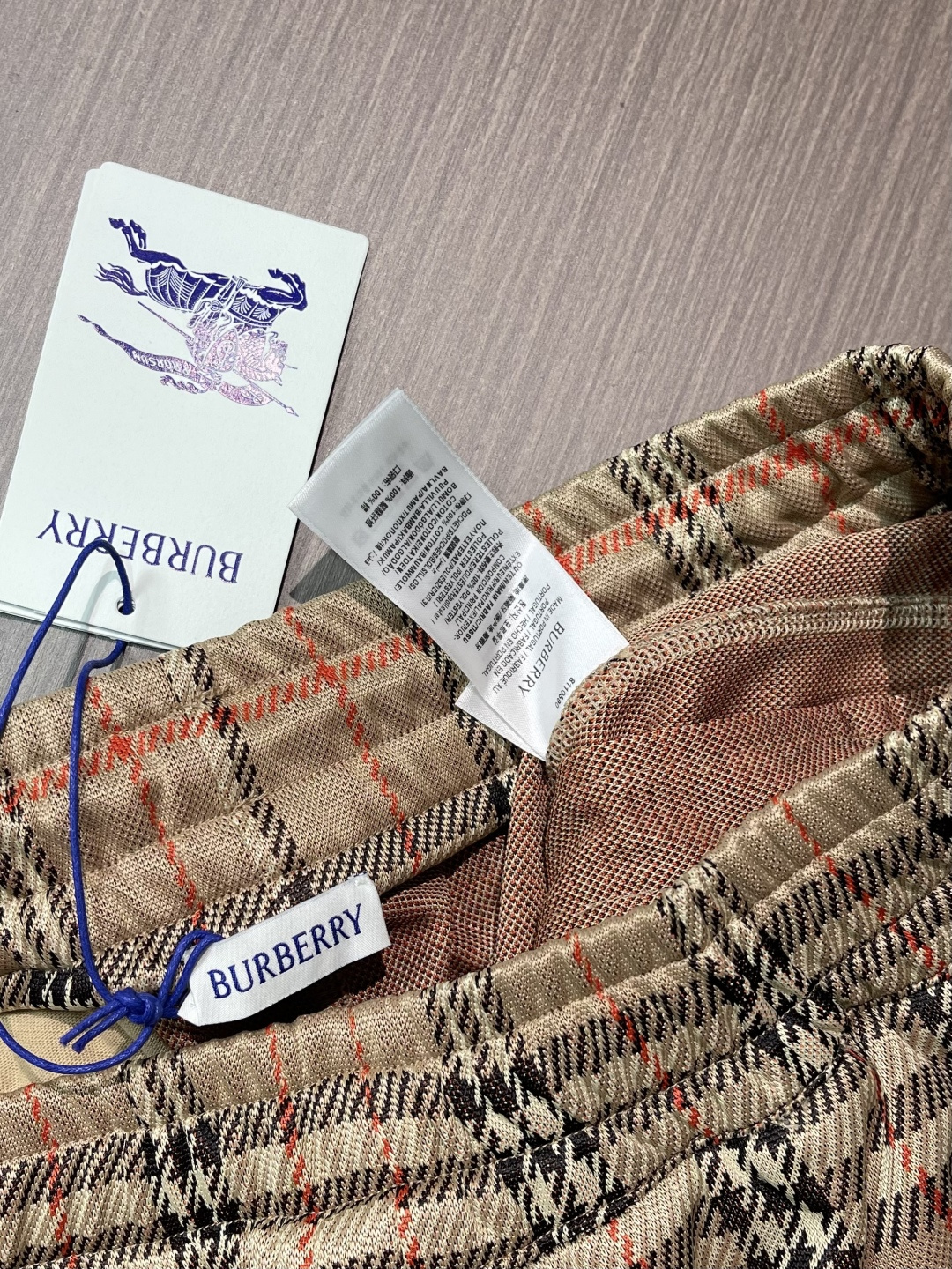 Burberry 2026SS 春夏新款格纹休闲短裤，订制双面平织面料，装饰提花精纺的 Burberry