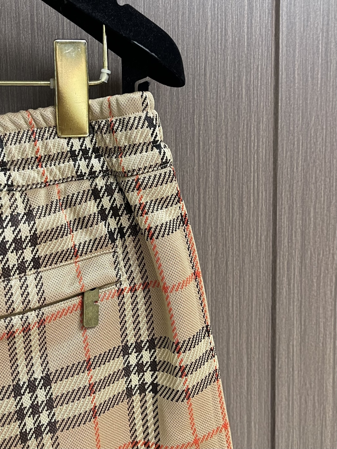 Burberry 2026SS 春夏新款格纹休闲短裤，订制双面平织面料，装饰提花精纺的 Burberry
