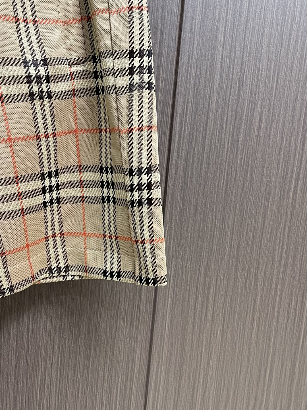 Burberry 2026SS 春夏新款格纹休闲短裤，订制双面平织面料，装饰提花精纺的 Burberry