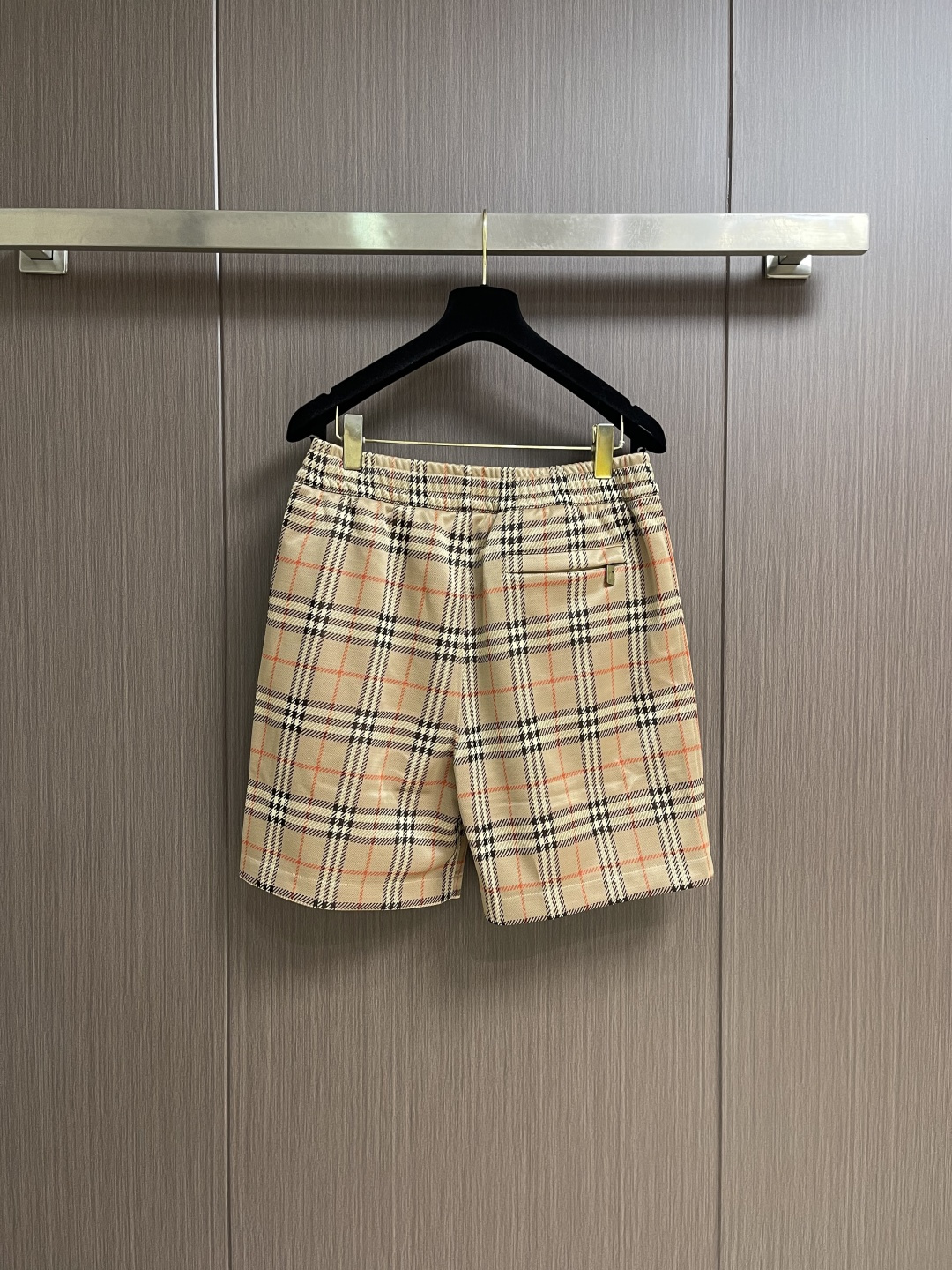 Burberry 2026SS 春夏新款格纹休闲短裤，订制双面平织面料，装饰提花精纺的 Burberry