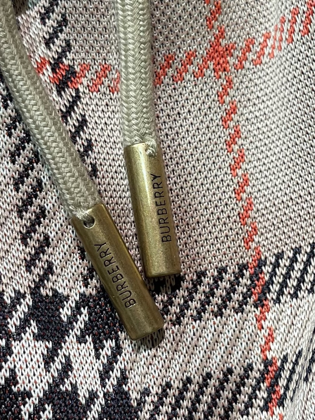 Burberry 2026SS 春夏新款格纹休闲短裤，订制双面平织面料，装饰提花精纺的 Burberry