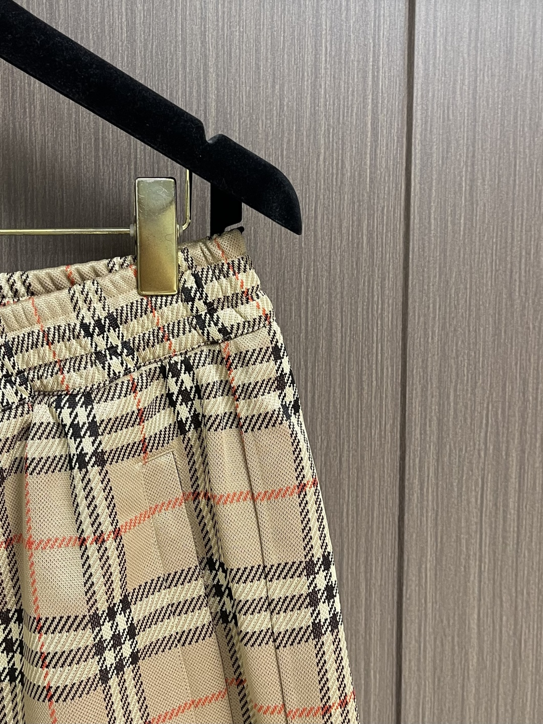 Burberry 2026SS 春夏新款格纹休闲短裤，订制双面平织面料，装饰提花精纺的 Burberry