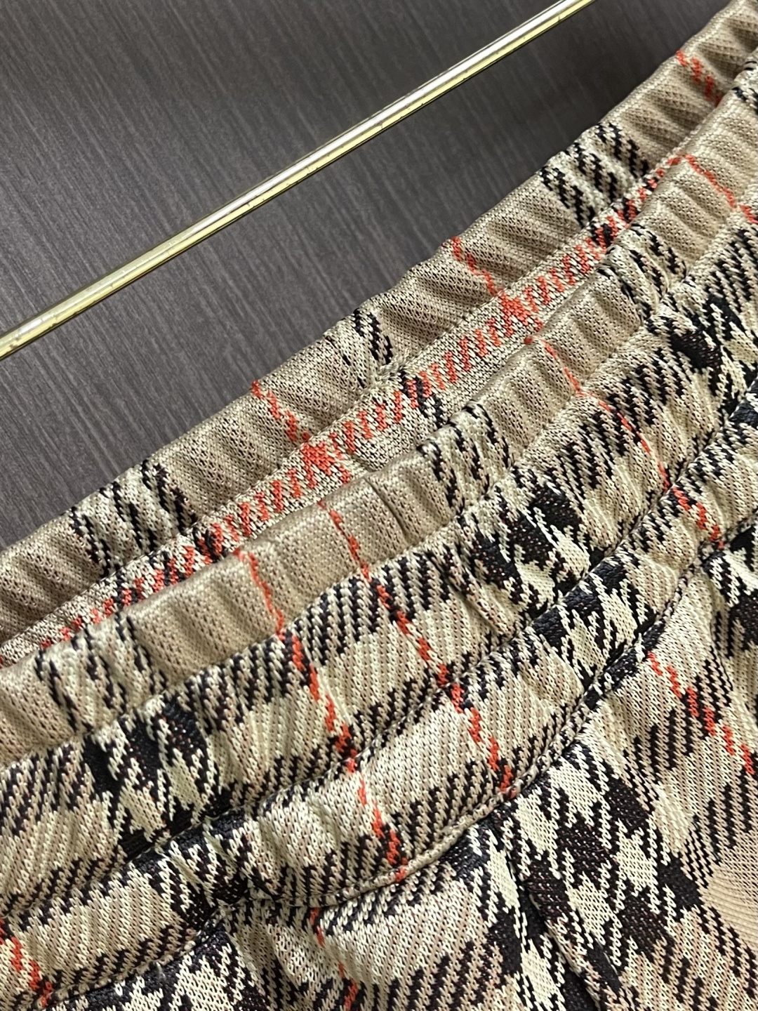 Burberry 2026SS 春夏新款格纹休闲短裤，订制双面平织面料，装饰提花精纺的 Burberry