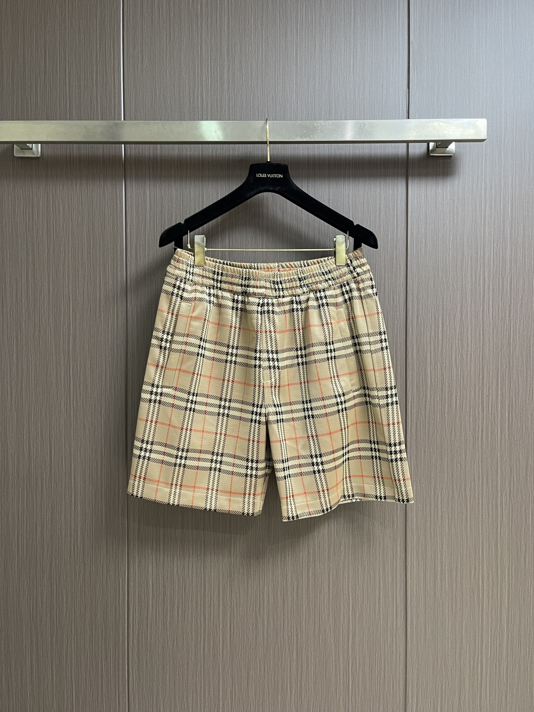 Burberry 2026SS 春夏新款格纹休闲短裤，订制双面平织面料，装饰提花精纺的 Burberry