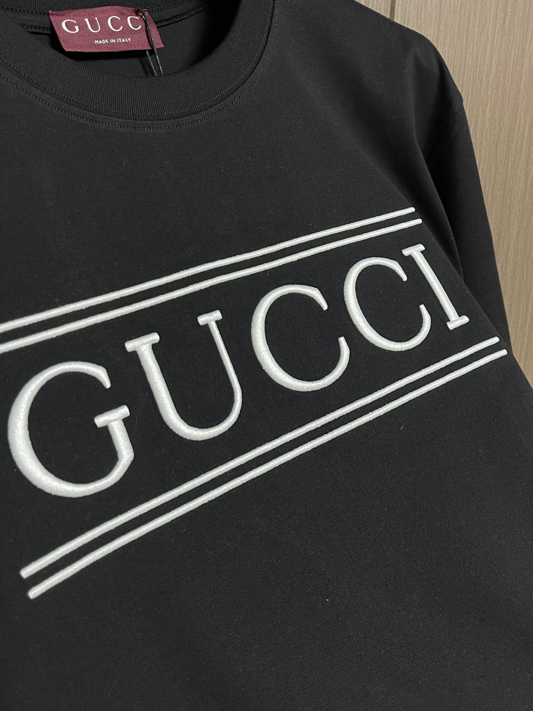 Gucci 字母条纹印花短袖T恤，这件Gucci短袖T恤，甄选重磅精梳棉平纹针织面料，经预缩定型与酵素水