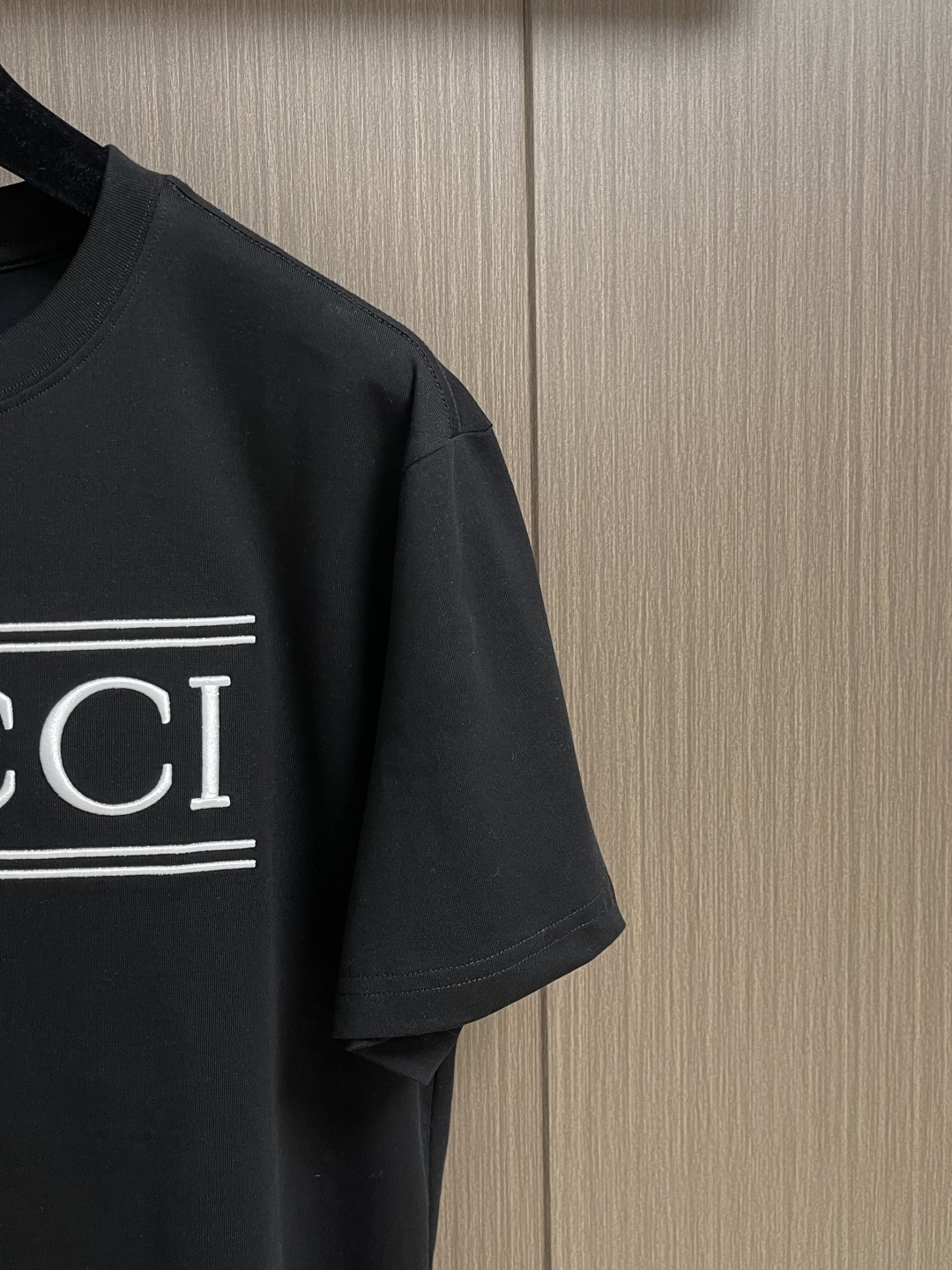 Gucci 字母条纹印花短袖T恤，这件Gucci短袖T恤，甄选重磅精梳棉平纹针织面料，经预缩定型与酵素水