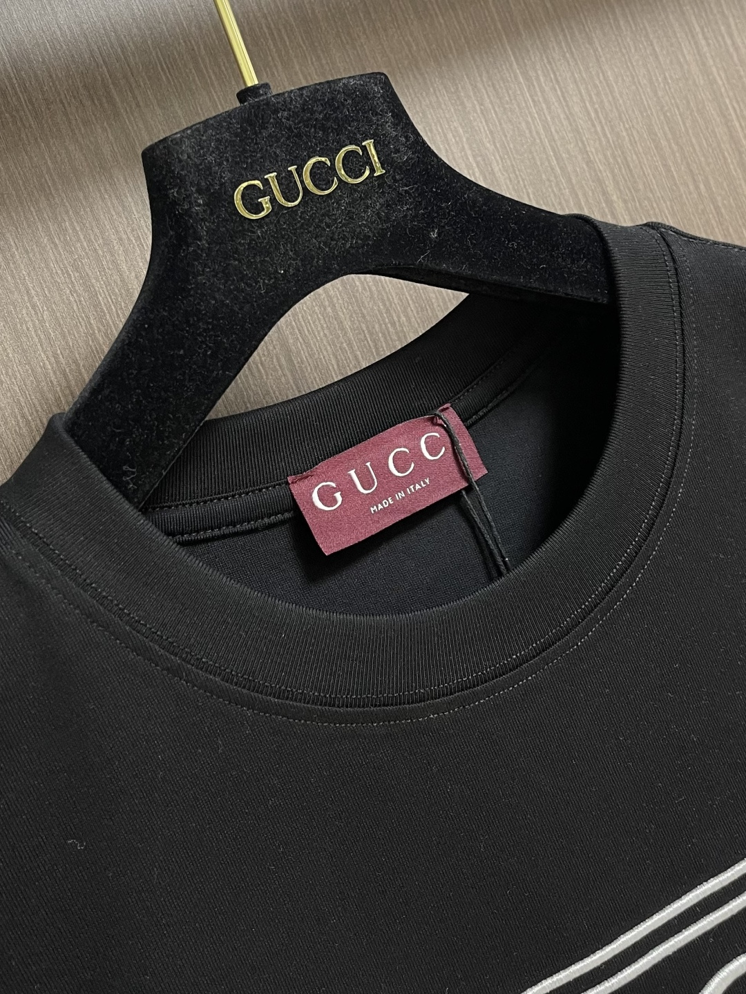 Gucci 字母条纹印花短袖T恤，这件Gucci短袖T恤，甄选重磅精梳棉平纹针织面料，经预缩定型与酵素水