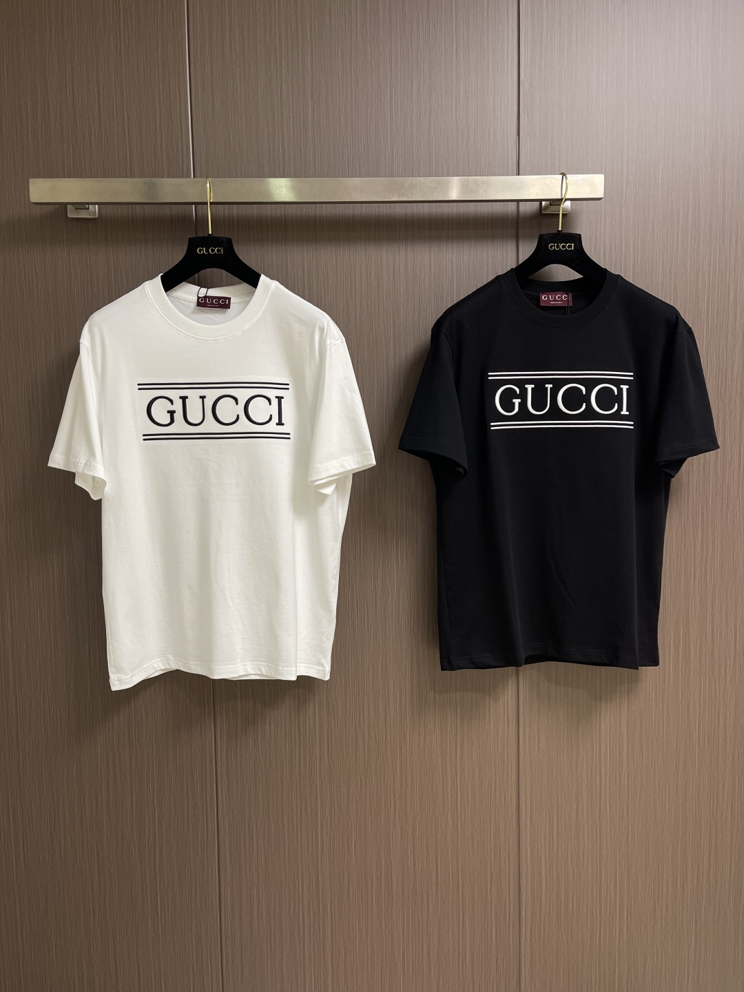 Gucci 字母条纹印花短袖T恤，这件Gucci短袖T恤，甄选重磅精梳棉平纹针织面料，经预缩定型与酵素水