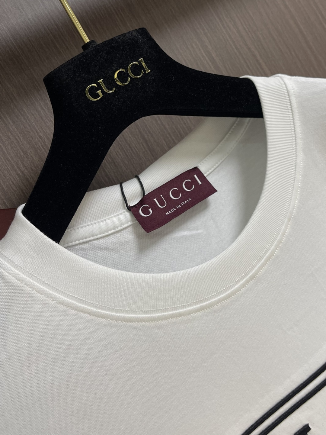 Gucci 字母条纹印花短袖T恤，这件Gucci短袖T恤，甄选重磅精梳棉平纹针织面料，经预缩定型与酵素水