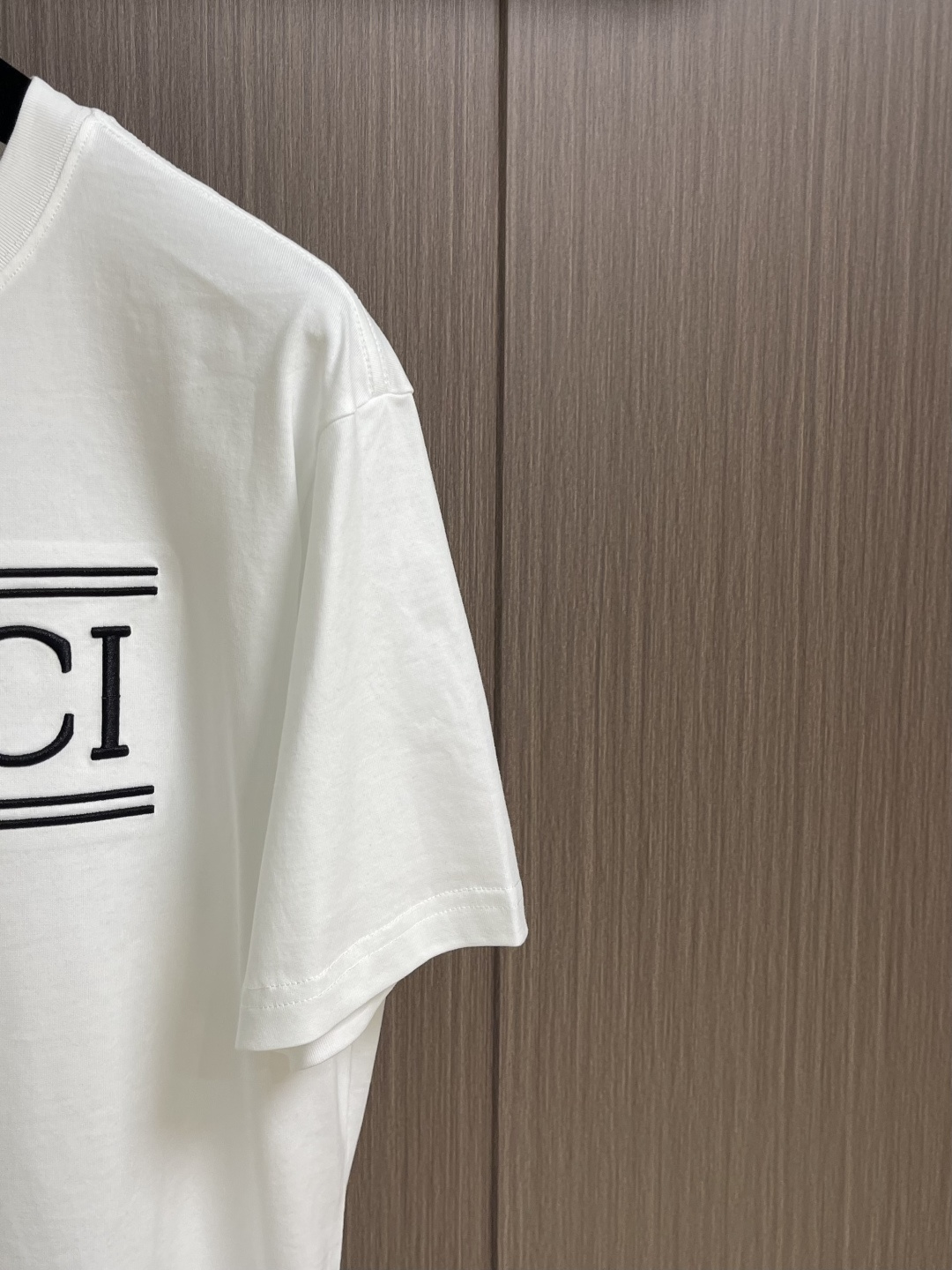 Gucci 字母条纹印花短袖T恤，这件Gucci短袖T恤，甄选重磅精梳棉平纹针织面料，经预缩定型与酵素水