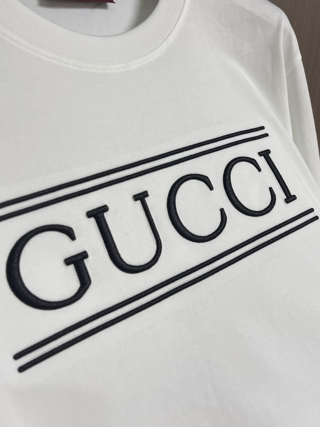 Gucci 字母条纹印花短袖T恤，这件Gucci短袖T恤，甄选重磅精梳棉平纹针织面料，经预缩定型与酵素水