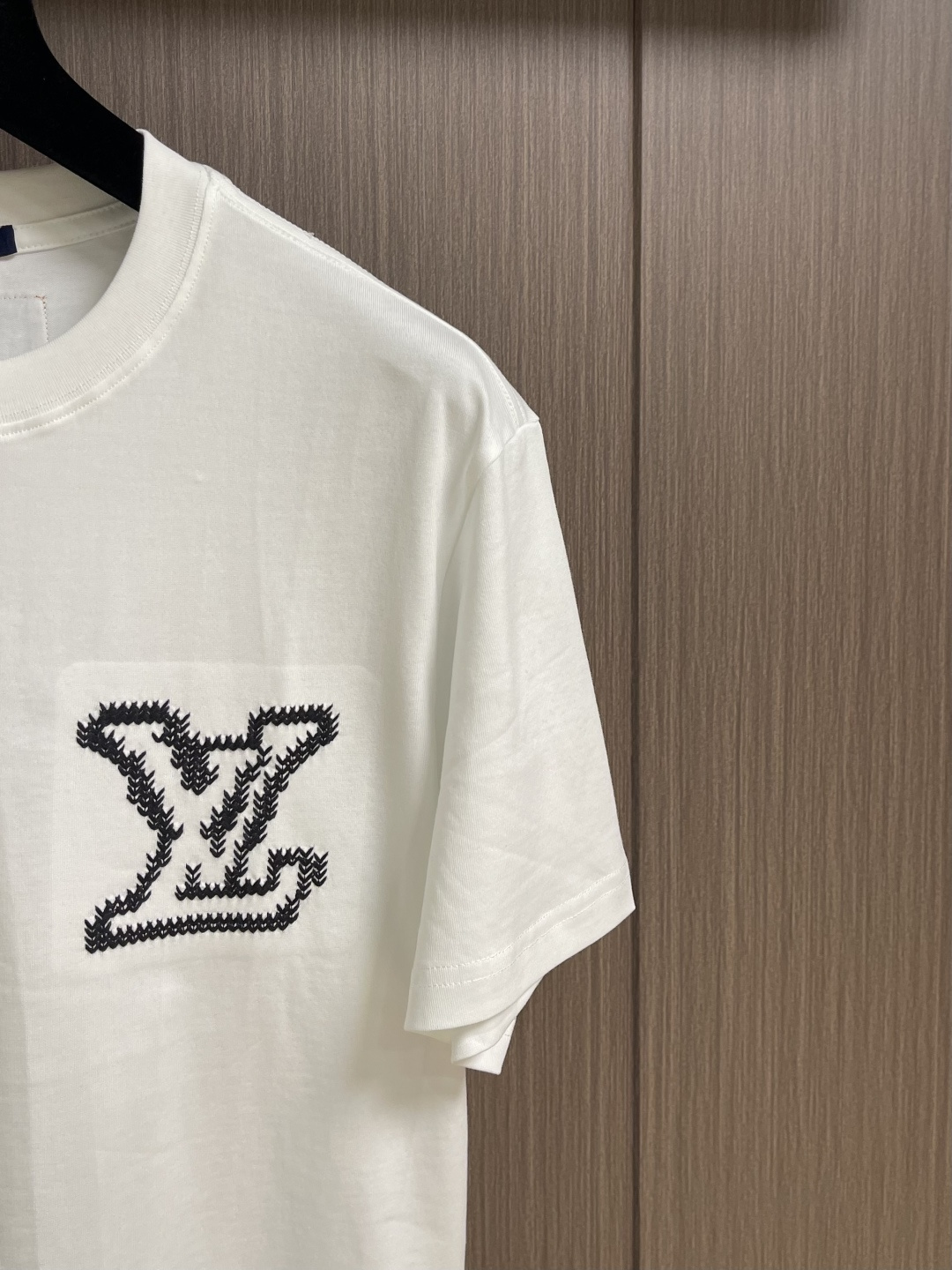 LV 字母刺绣图案短袖T恤，本款棉质短袖圆领衫的内敛色彩适宜与当季系列混合搭配。字母logo标识在胸前释