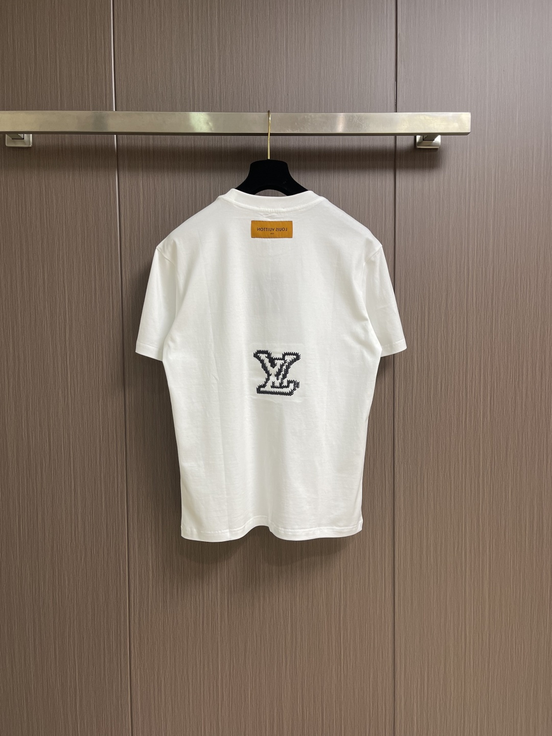 LV 字母刺绣图案短袖T恤，本款棉质短袖圆领衫的内敛色彩适宜与当季系列混合搭配。字母logo标识在胸前释