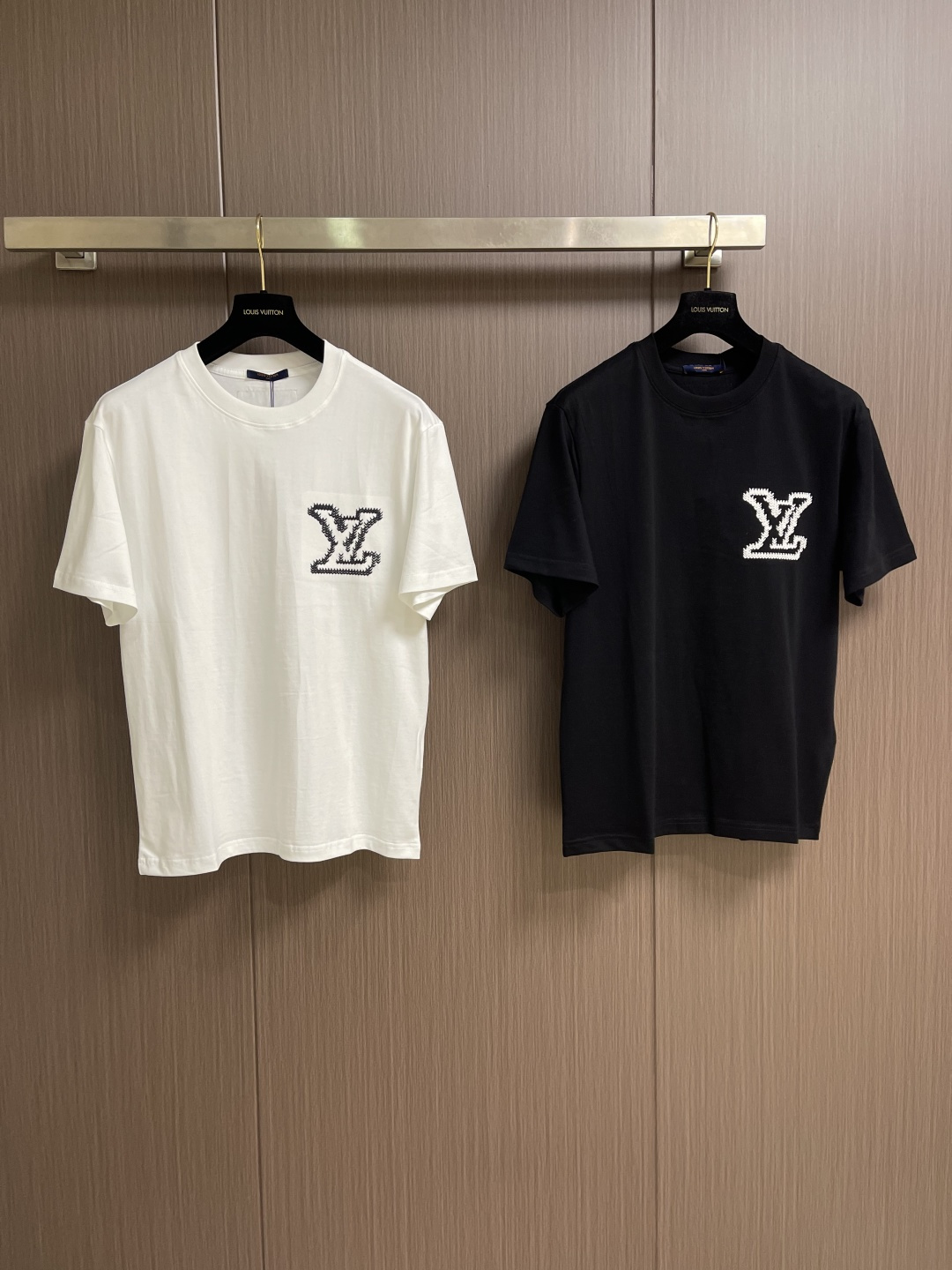 LV 字母刺绣图案短袖T恤，本款棉质短袖圆领衫的内敛色彩适宜与当季系列混合搭配。字母logo标识在胸前释