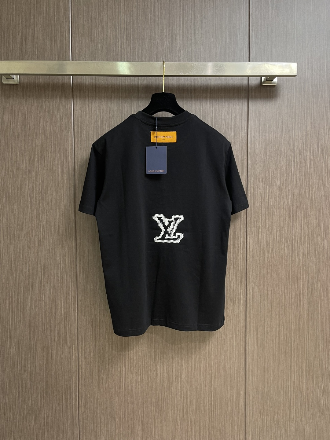LV 字母刺绣图案短袖T恤，本款棉质短袖圆领衫的内敛色彩适宜与当季系列混合搭配。字母logo标识在胸前释