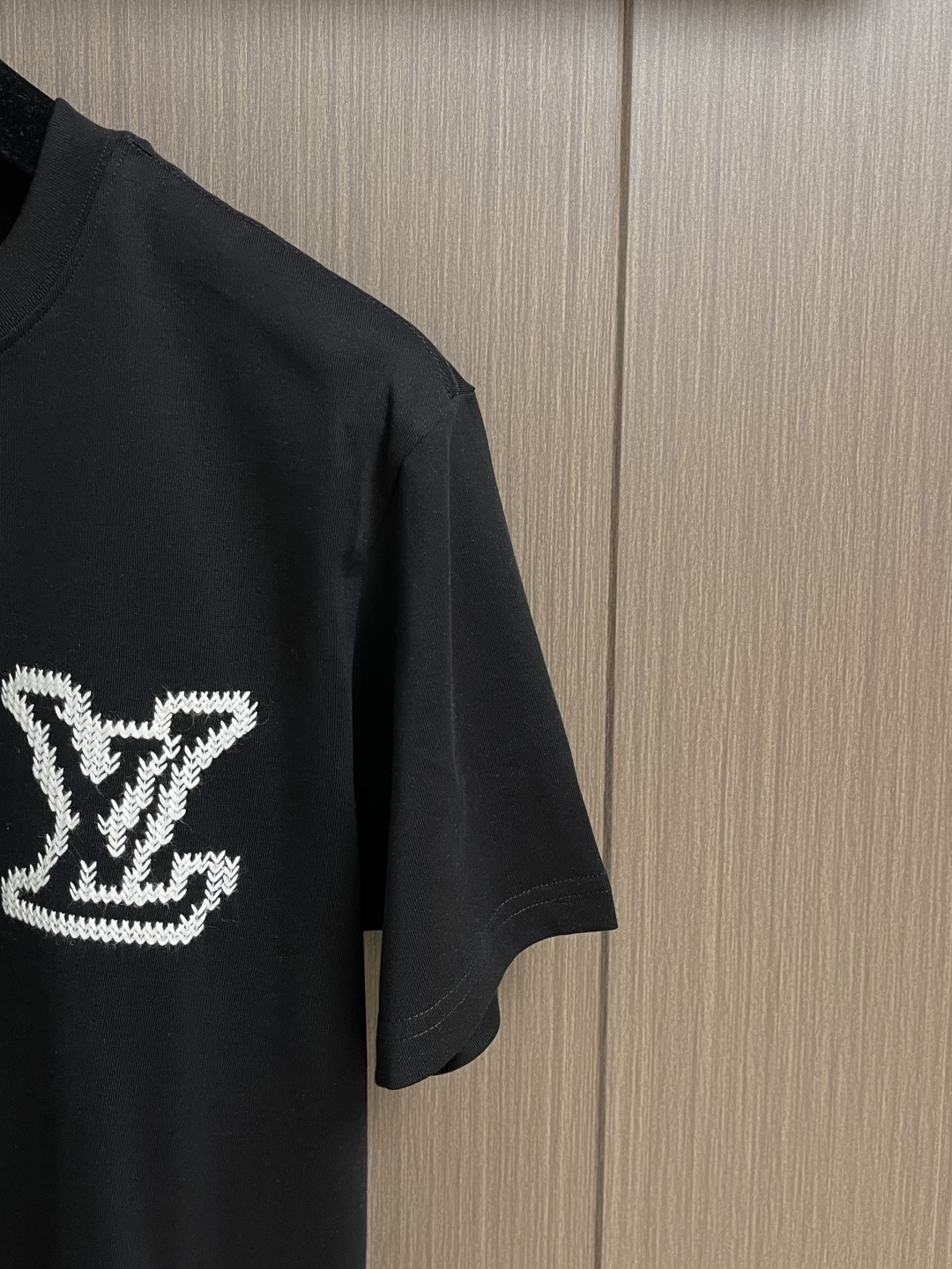 LV 字母刺绣图案短袖T恤，本款棉质短袖圆领衫的内敛色彩适宜与当季系列混合搭配。字母logo标识在胸前释