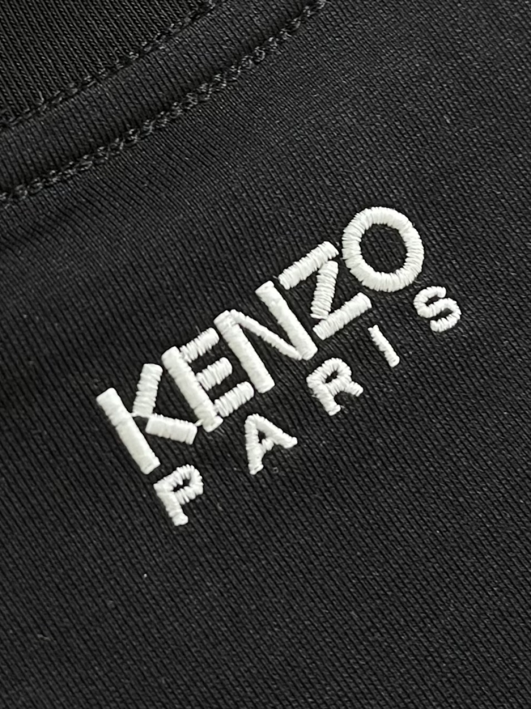 Kenzo x nigo 联名海棠花刺绣圆领T恤 通体设计完美传承了家族式经典元素，胸前饰有经典海棠花刺