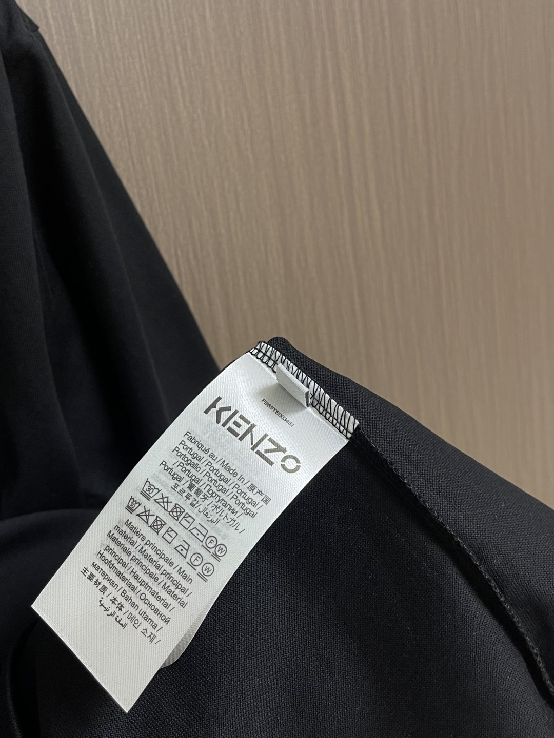 Kenzo x nigo 联名海棠花刺绣圆领T恤 通体设计完美传承了家族式经典元素，胸前饰有经典海棠花刺