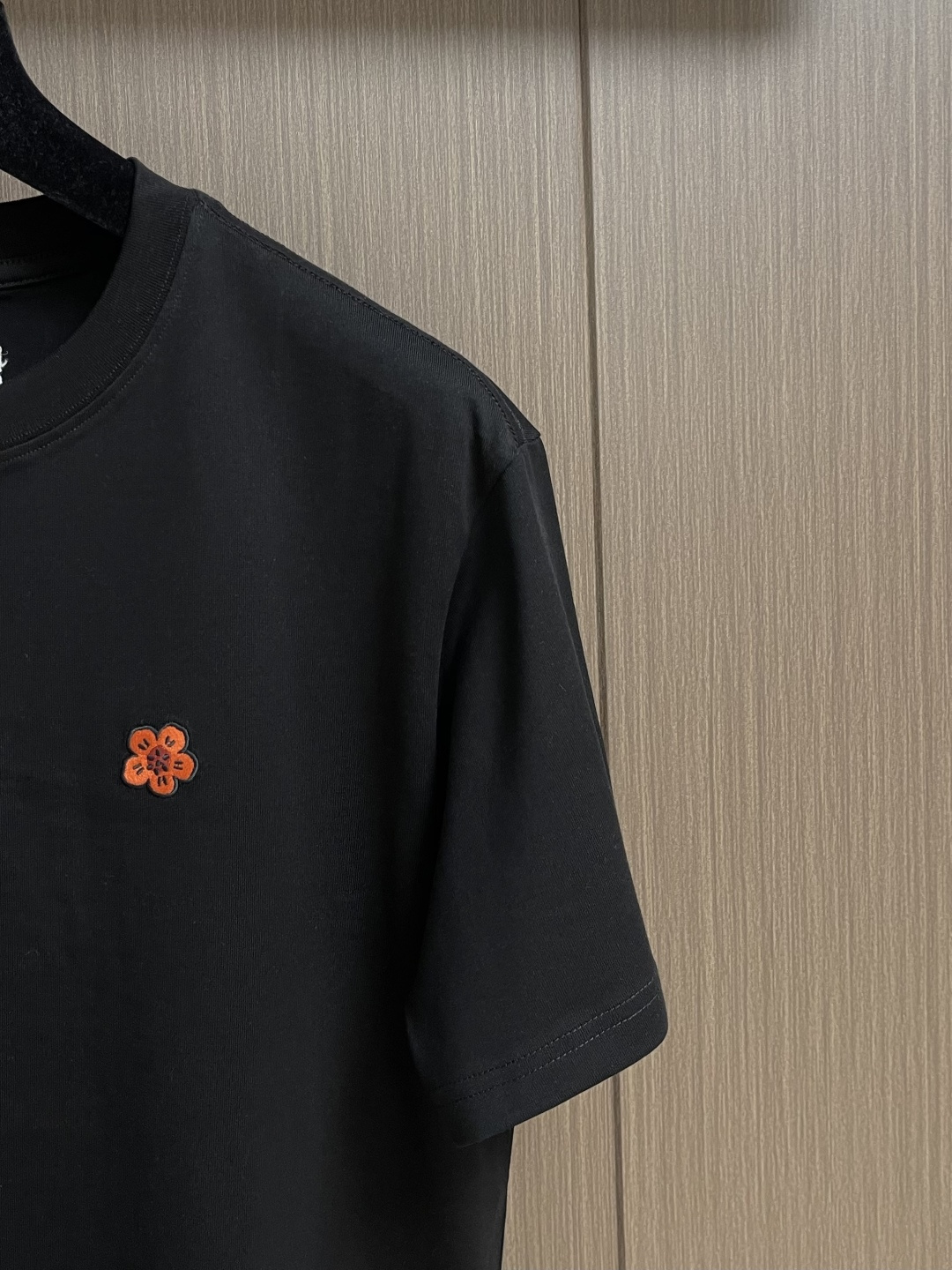 Kenzo x nigo 联名海棠花刺绣圆领T恤 通体设计完美传承了家族式经典元素，胸前饰有经典海棠花刺