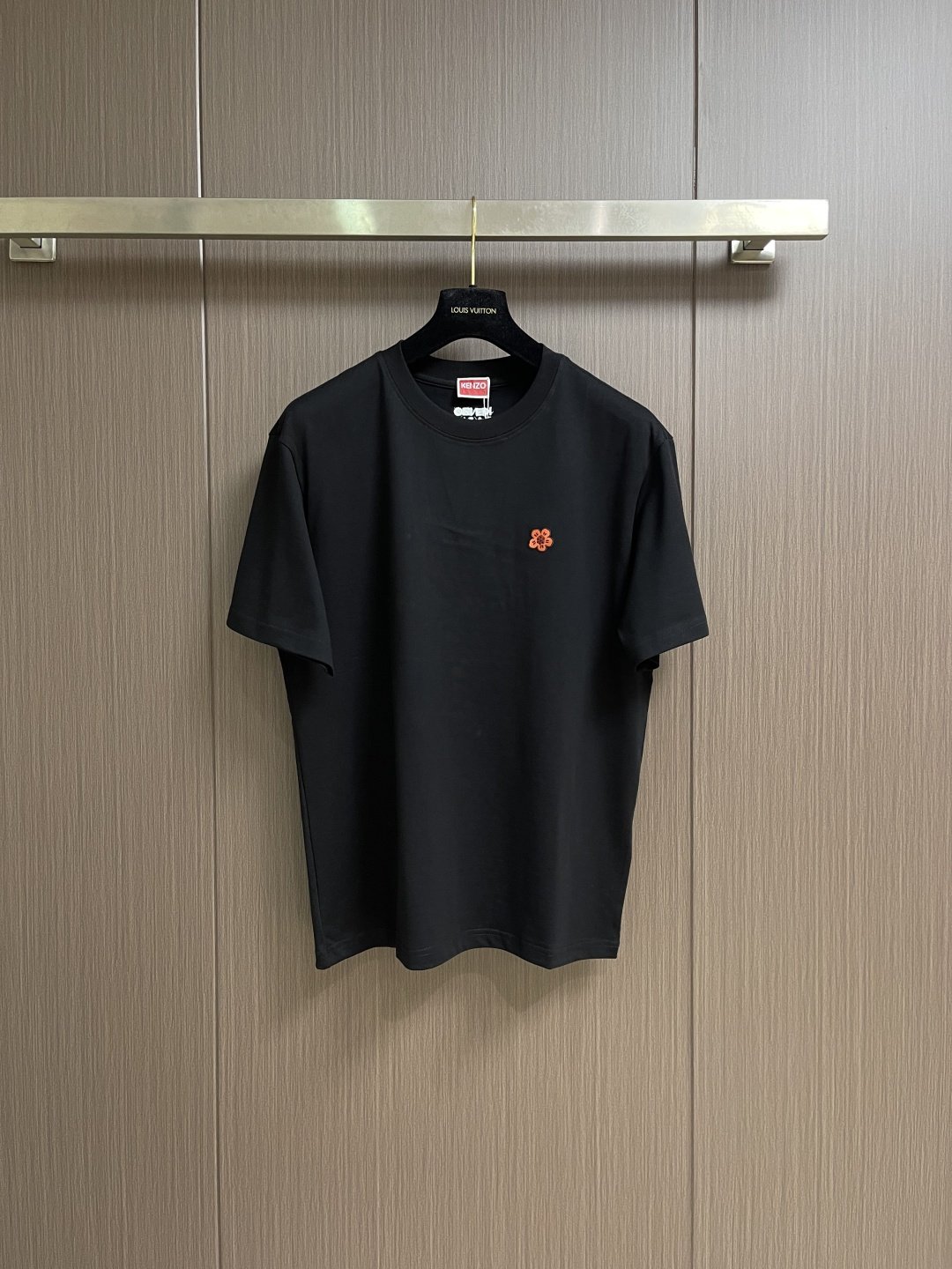 Kenzo x nigo 联名海棠花刺绣圆领T恤 通体设计完美传承了家族式经典元素，胸前饰有经典海棠花刺