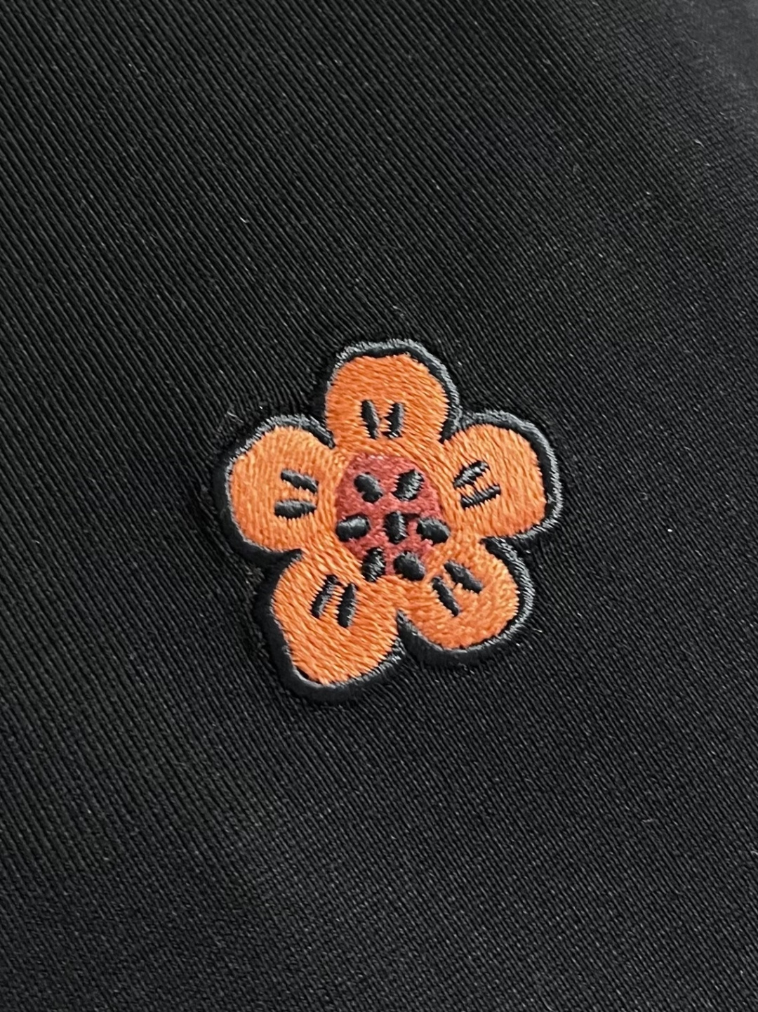 Kenzo x nigo 联名海棠花刺绣圆领T恤 通体设计完美传承了家族式经典元素，胸前饰有经典海棠花刺