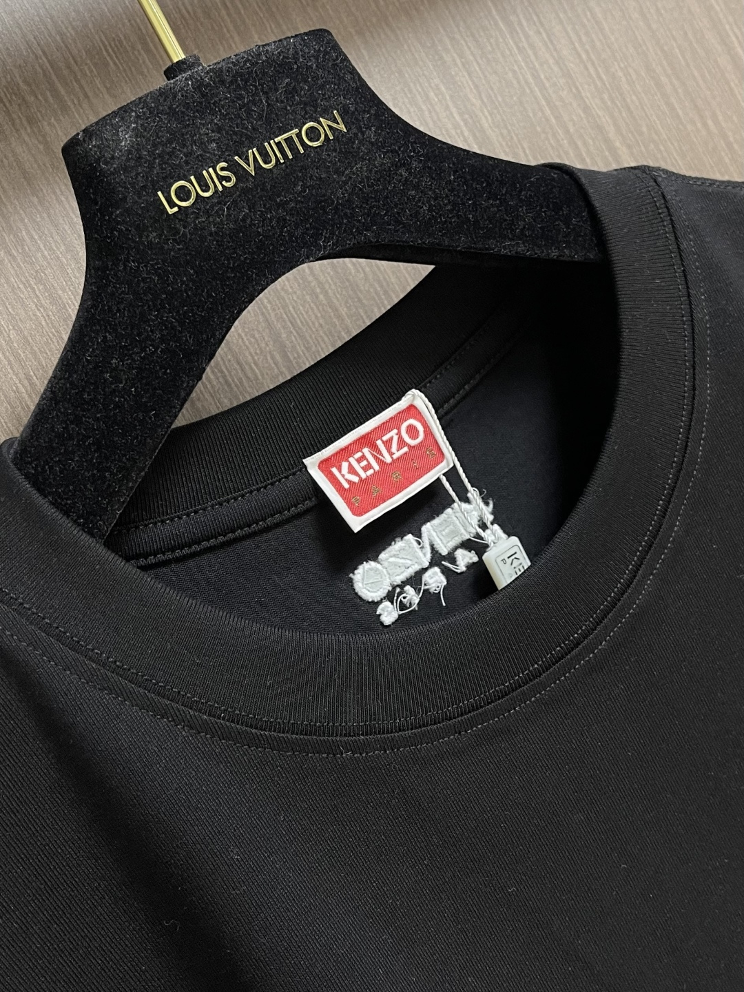 Kenzo x nigo 联名海棠花刺绣圆领T恤 通体设计完美传承了家族式经典元素，胸前饰有经典海棠花刺