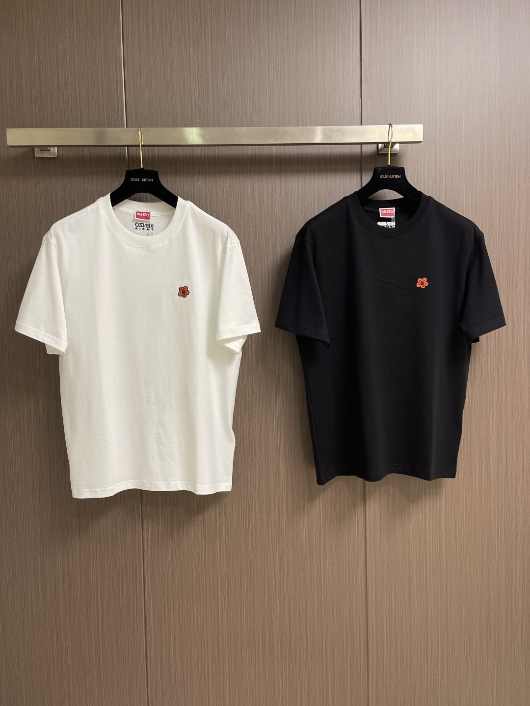 Kenzo x nigo 联名海棠花刺绣圆领T恤 通体设计完美传承了家族式经典元素，胸前饰有经典海棠花刺