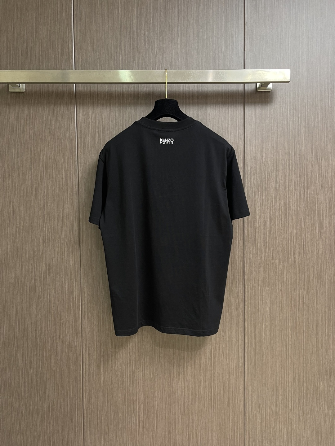 Kenzo x nigo 联名海棠花刺绣圆领T恤 通体设计完美传承了家族式经典元素，胸前饰有经典海棠花刺