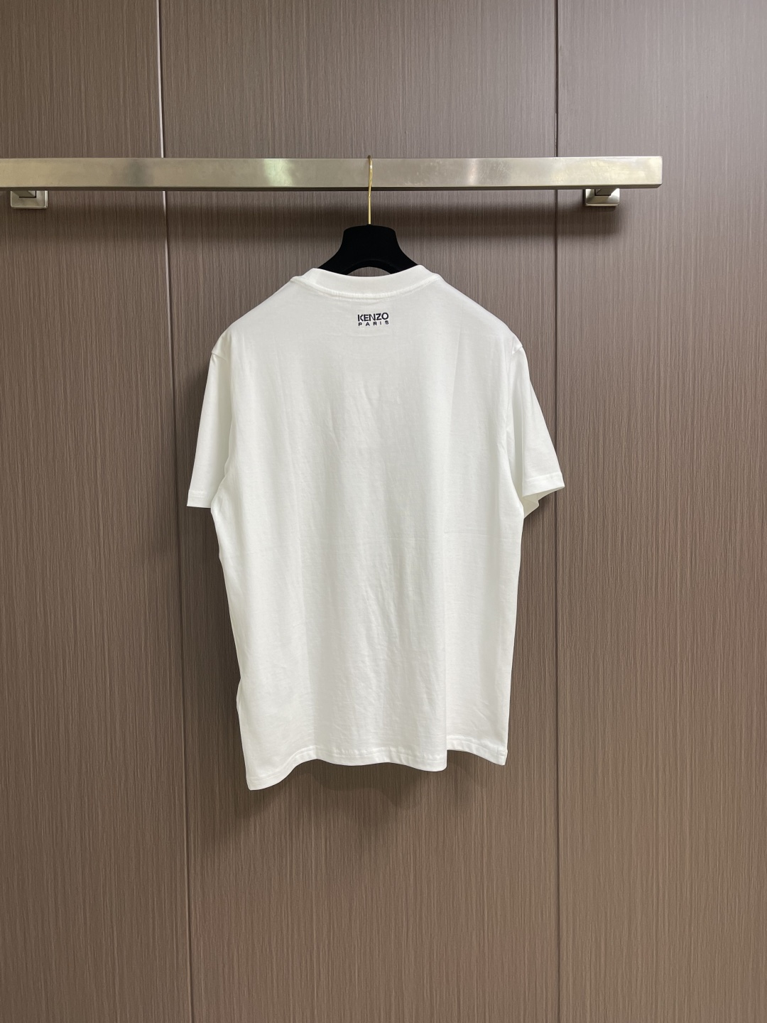 Kenzo x nigo 联名海棠花刺绣圆领T恤 通体设计完美传承了家族式经典元素，胸前饰有经典海棠花刺
