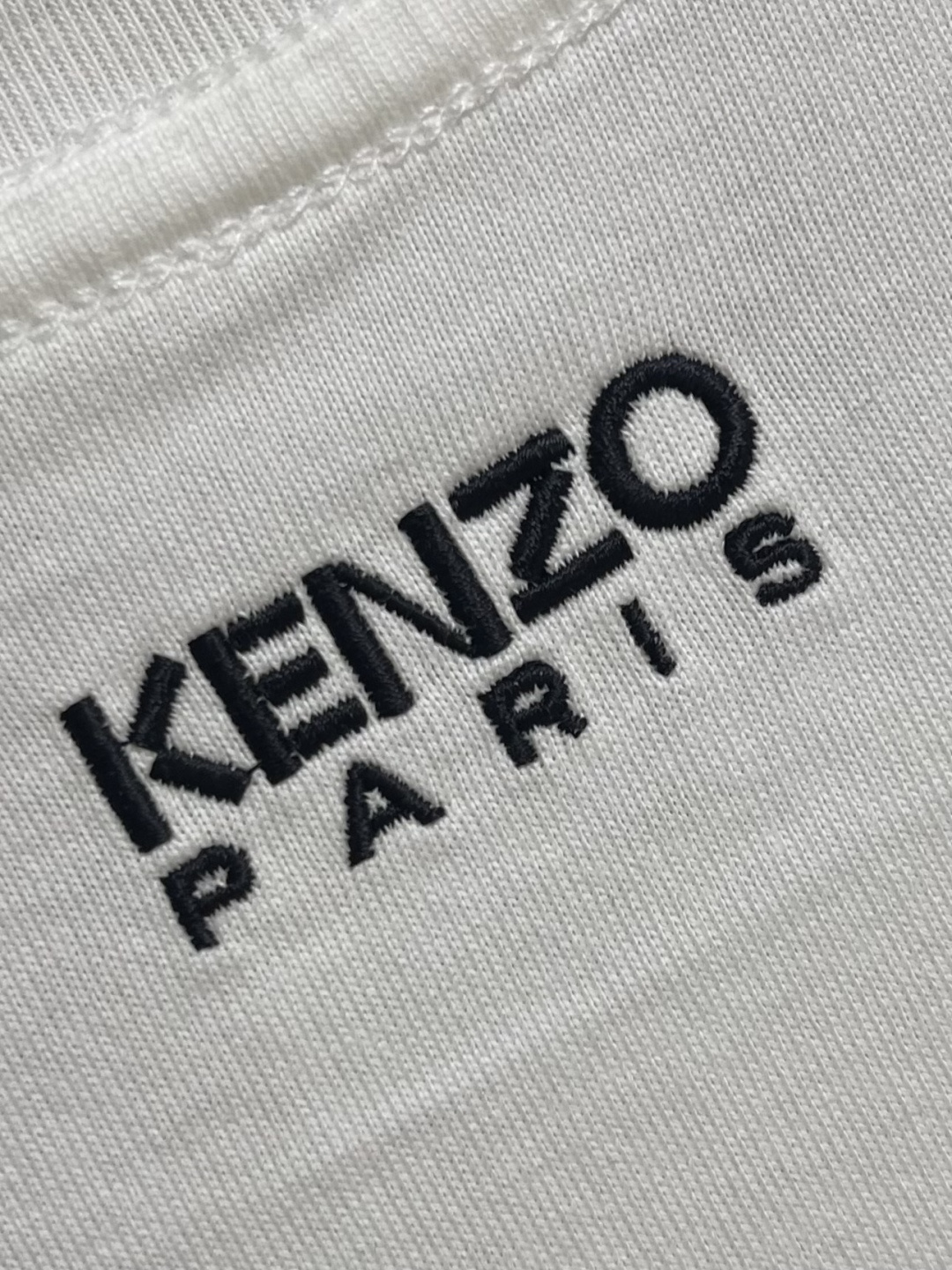 Kenzo x nigo 联名海棠花刺绣圆领T恤 通体设计完美传承了家族式经典元素，胸前饰有经典海棠花刺