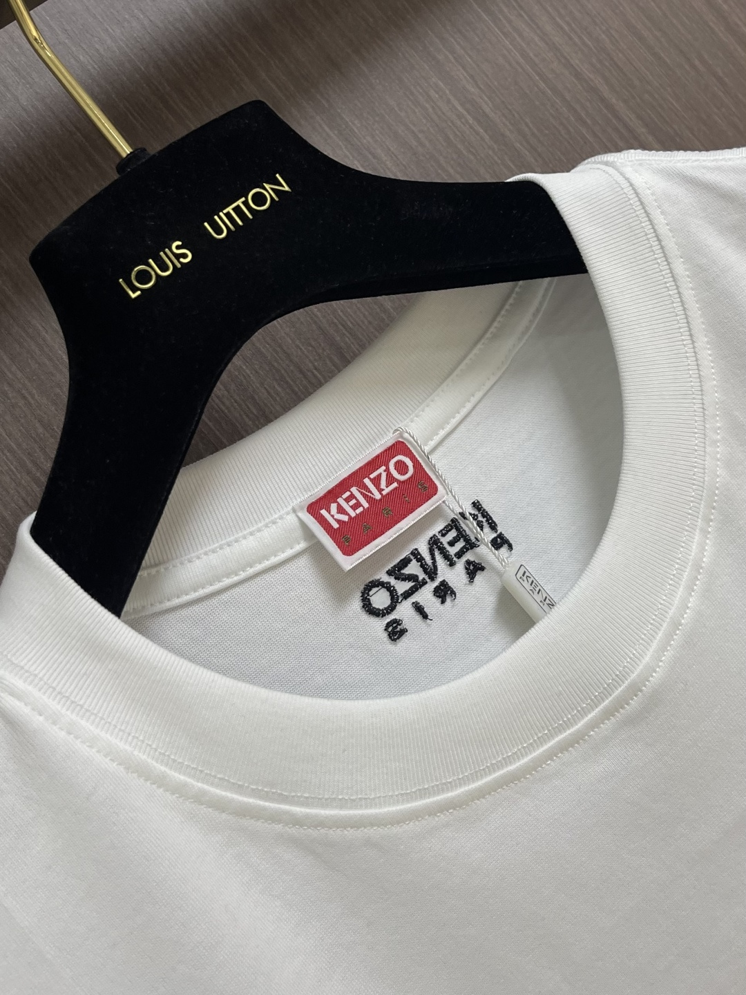 Kenzo x nigo 联名海棠花刺绣圆领T恤 通体设计完美传承了家族式经典元素，胸前饰有经典海棠花刺