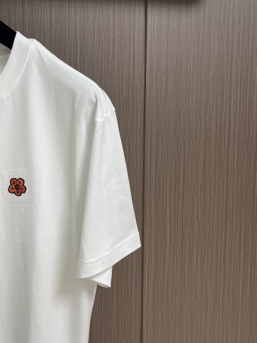 Kenzo x nigo 联名海棠花刺绣圆领T恤 通体设计完美传承了家族式经典元素，胸前饰有经典海棠花刺
