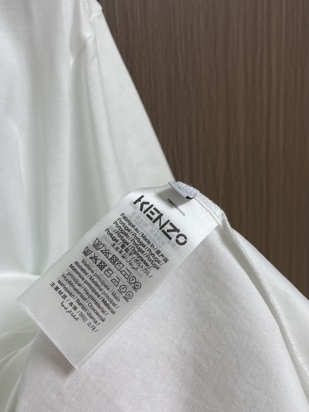 Kenzo x nigo 联名海棠花刺绣圆领T恤 通体设计完美传承了家族式经典元素，胸前饰有经典海棠花刺