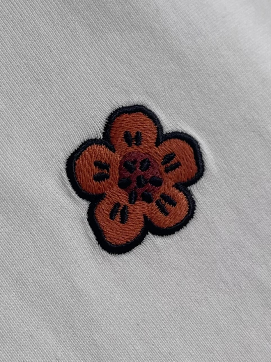 Kenzo x nigo 联名海棠花刺绣圆领T恤 通体设计完美传承了家族式经典元素，胸前饰有经典海棠花刺