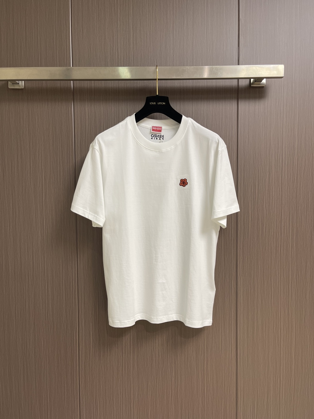 Kenzo x nigo 联名海棠花刺绣圆领T恤 通体设计完美传承了家族式经典元素，胸前饰有经典海棠花刺