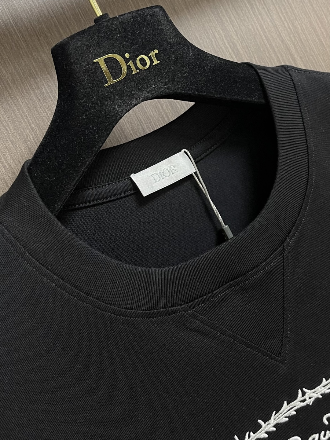 Dior 荆棘诗集刺绣短袖T恤，把高级感焊在身上，260g紧密双纱平纹棉，双纱织造的紧密平纹结构，软而不