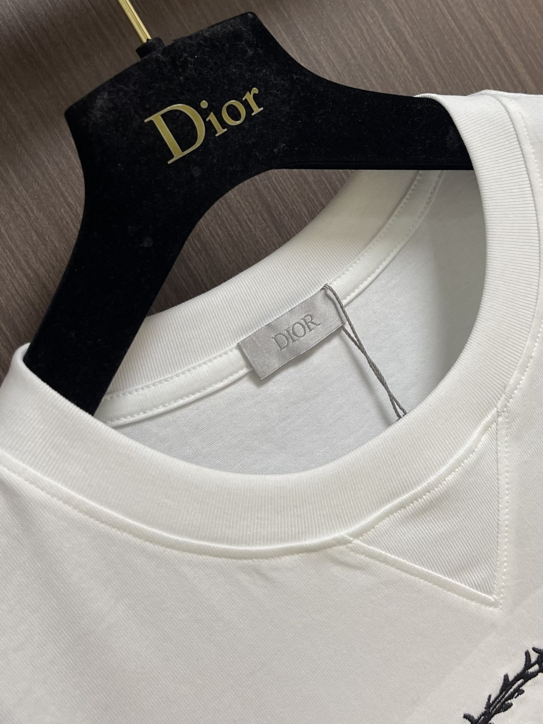 Dior 荆棘诗集刺绣短袖T恤，把高级感焊在身上，260g紧密双纱平纹棉，双纱织造的紧密平纹结构，软而不