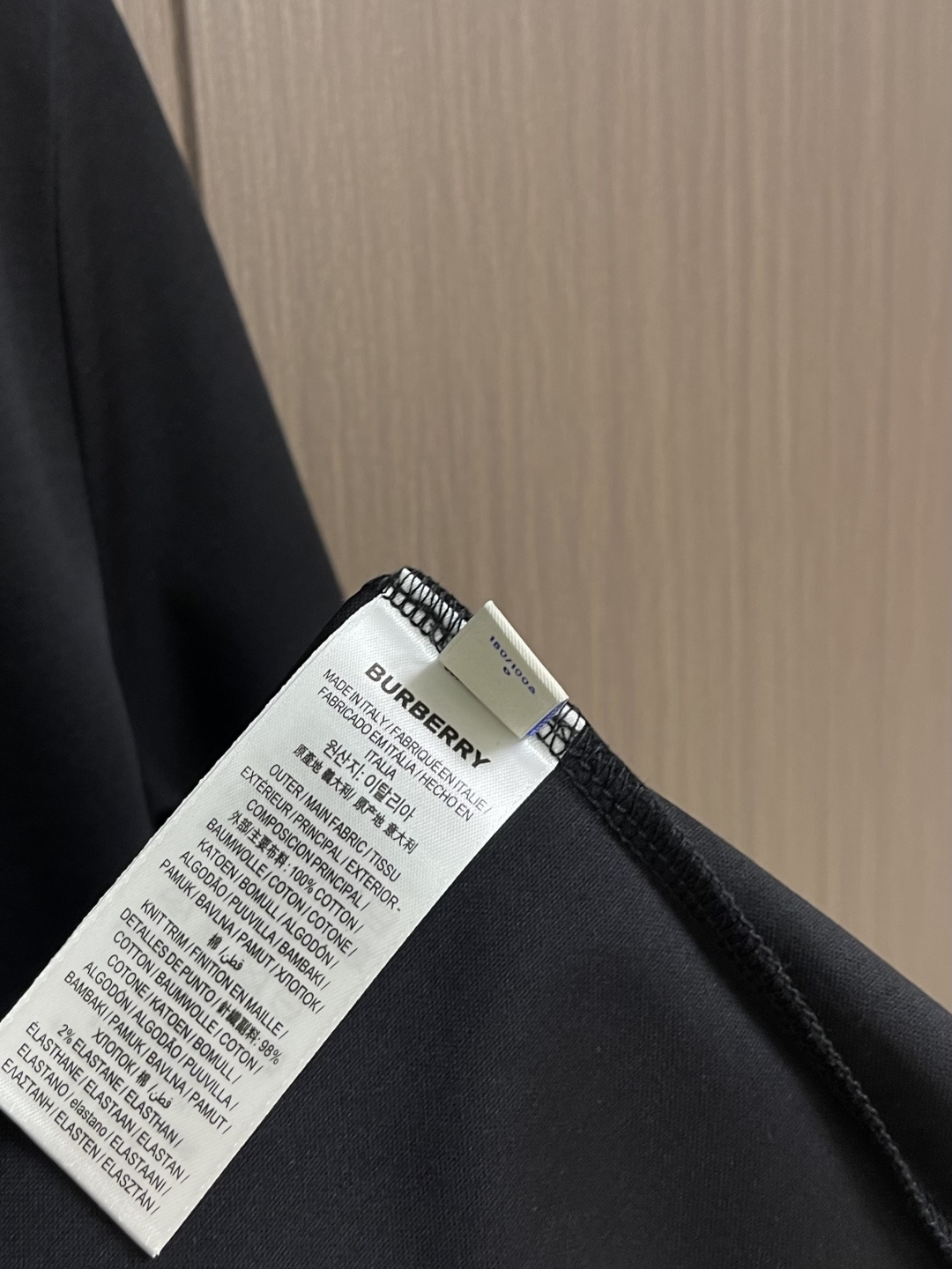 Burberry 战马刺绣短袖T恤，采用平织棉，点缀马术骑士徽标刺绣，采用圆领设计，呈现修身版型。整体走
