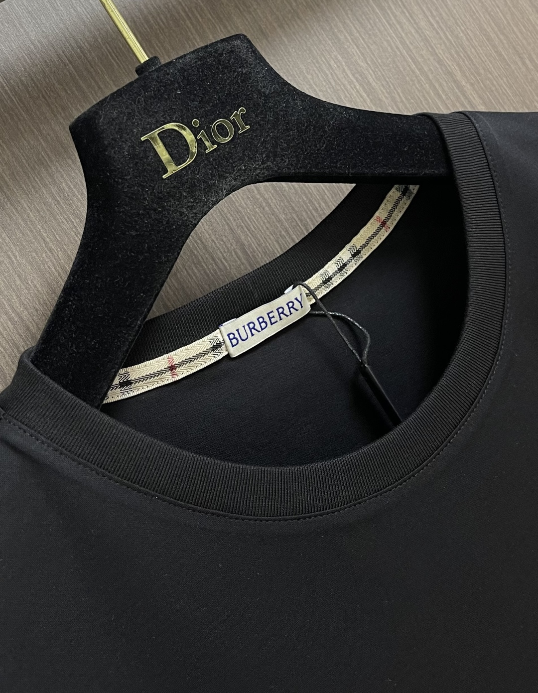 Burberry 战马刺绣短袖T恤，采用平织棉，点缀马术骑士徽标刺绣，采用圆领设计，呈现修身版型。整体走