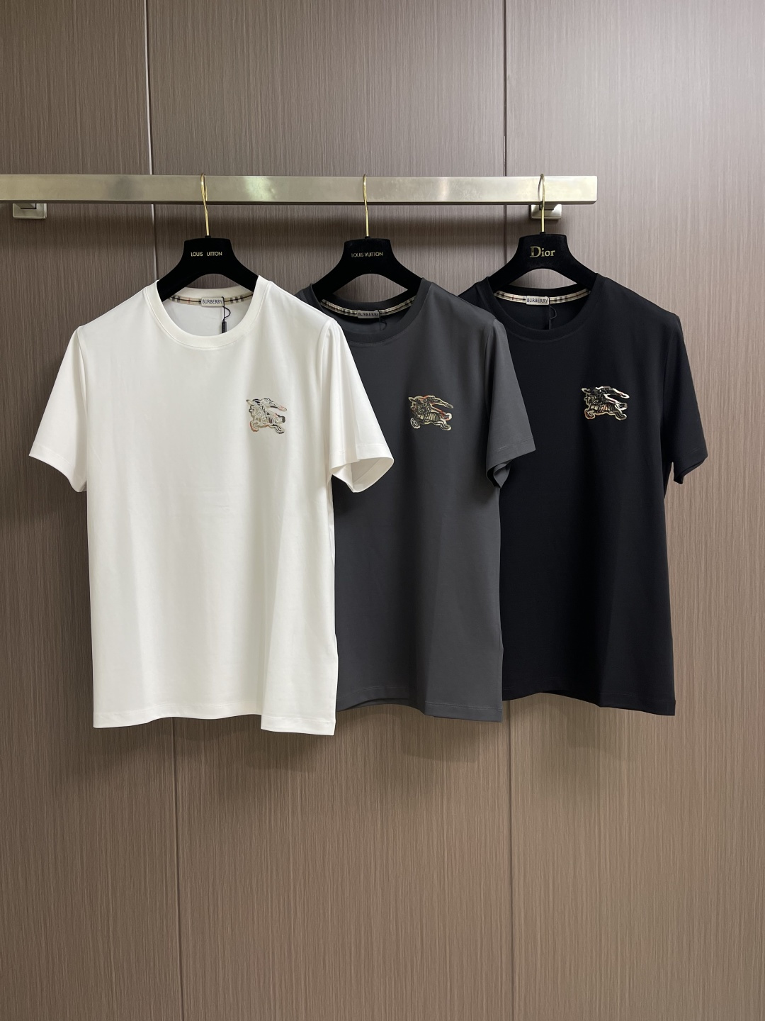 Burberry 战马刺绣短袖T恤，采用平织棉，点缀马术骑士徽标刺绣，采用圆领设计，呈现修身版型。整体走