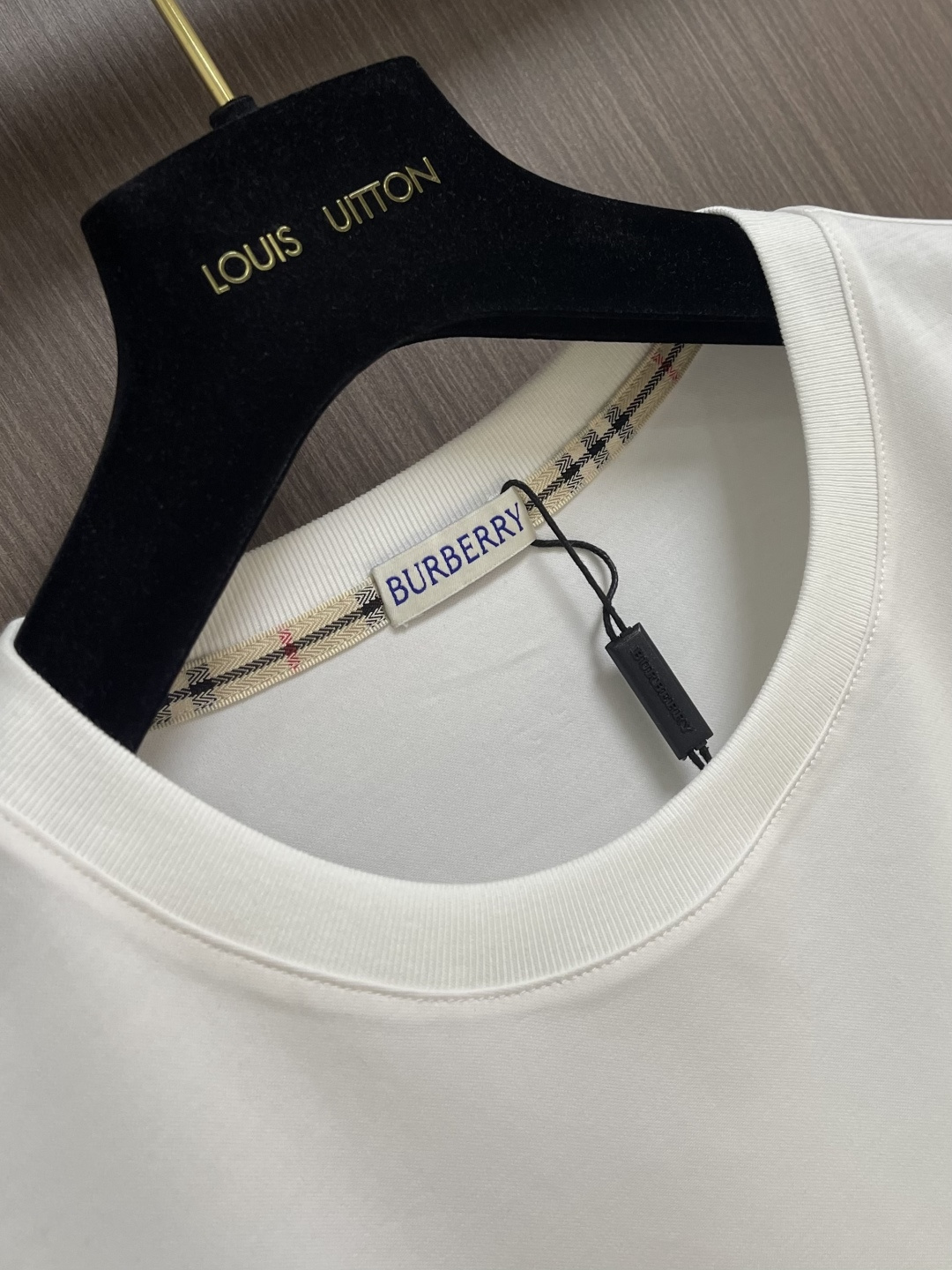 Burberry 战马刺绣短袖T恤，采用平织棉，点缀马术骑士徽标刺绣，采用圆领设计，呈现修身版型。整体走