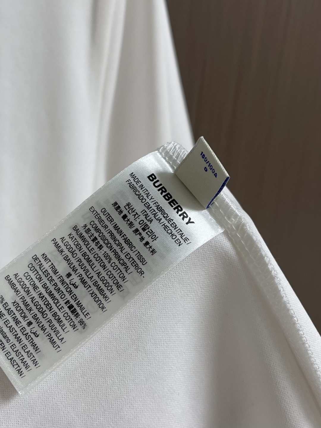 Burberry 战马刺绣短袖T恤，采用平织棉，点缀马术骑士徽标刺绣，采用圆领设计，呈现修身版型。整体走