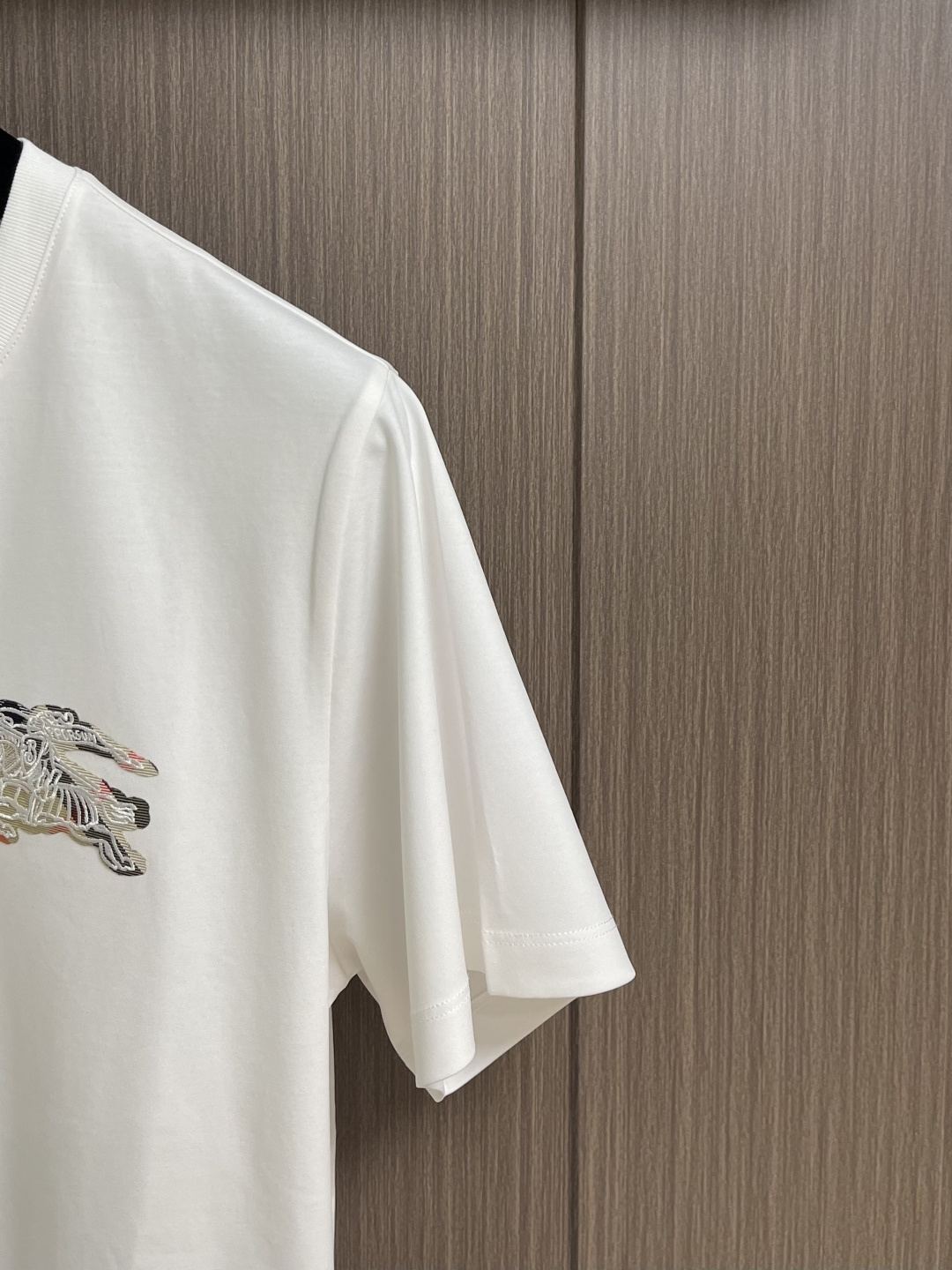 Burberry 战马刺绣短袖T恤，采用平织棉，点缀马术骑士徽标刺绣，采用圆领设计，呈现修身版型。整体走