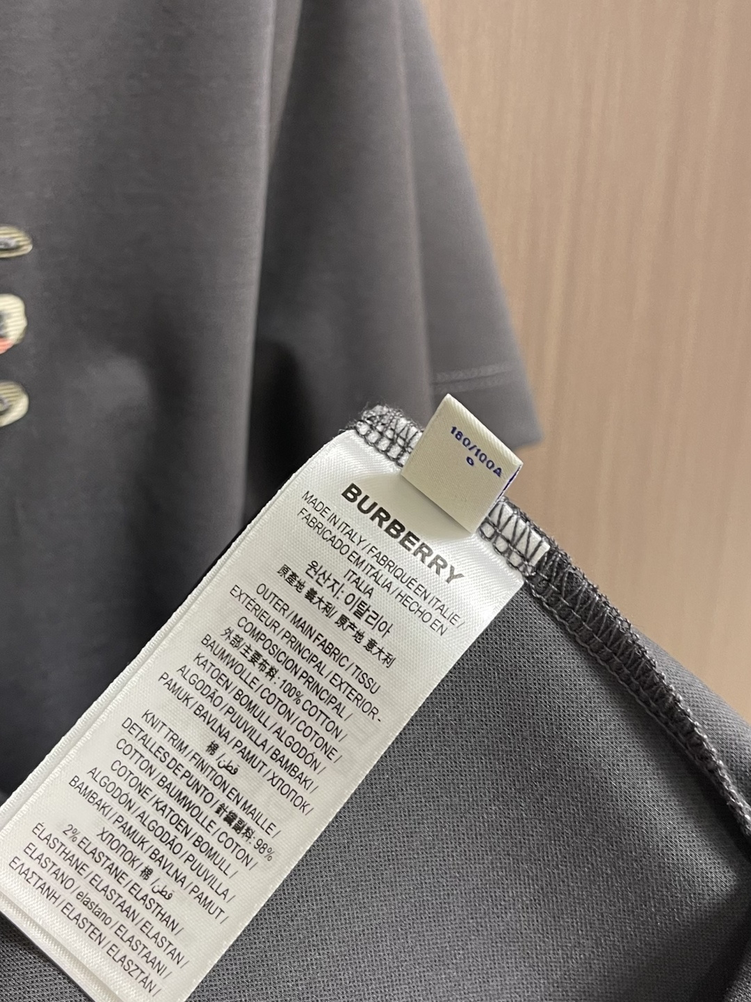 Burberry 战马刺绣短袖T恤，采用平织棉，点缀马术骑士徽标刺绣，采用圆领设计，呈现修身版型。整体走